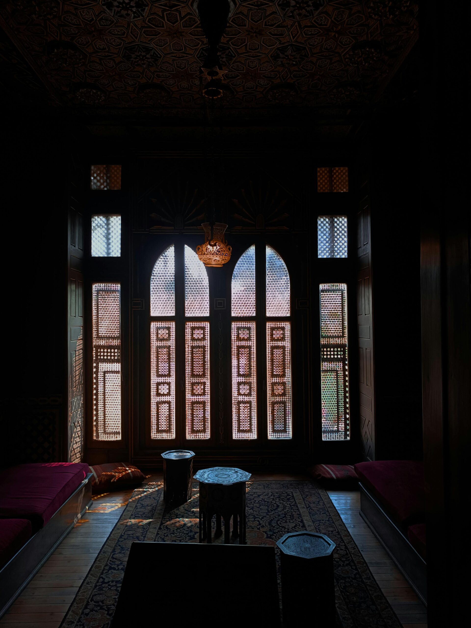 نوافذ من المشربية ، وغرفة تعود للطراز الاسلامي