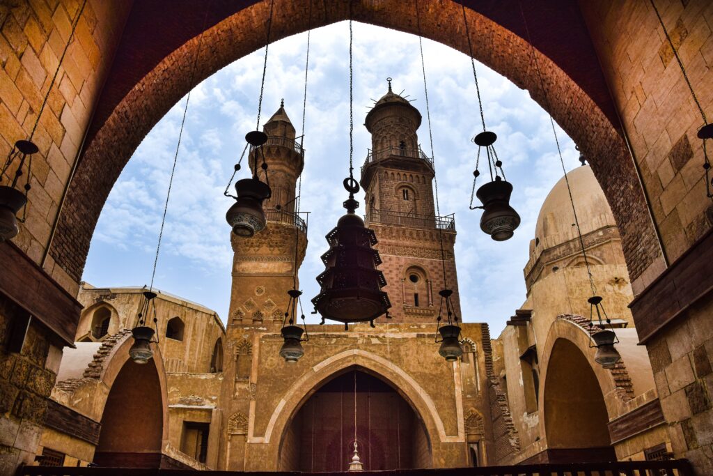 تجسيد حي لعدة مصطلحات العمارة القديمة من خلال منظر القباب والمآذن المزدوجة المتماثلة عبر قوس حجري ضخم.
